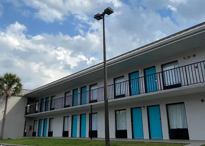Clarion Inn & Suites Kissimmee-Lake Buena Vista South