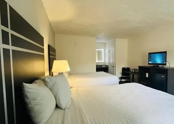 Clarion Inn & Suites Kissimmee-Lake Buena Vista South